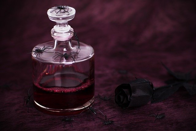 carafe de vin rouge décorée d'araignée pour halloween Inspirations halloween