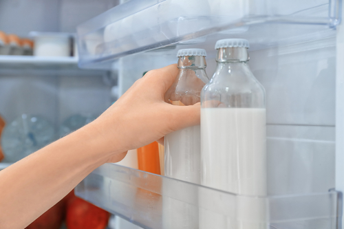 Erreur 2 : Mettre sa bouteille de lait dans la porte du frigo