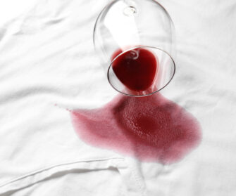 Tache de vin rouge sur un tissu blanc