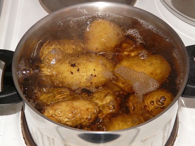 L'eau de cuisson des pommes de terre contre les mauvaises herbes