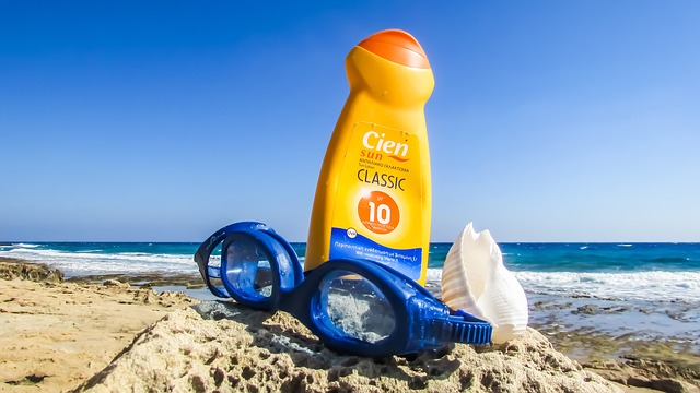 Crème solaire et masque de plage pour la baignade