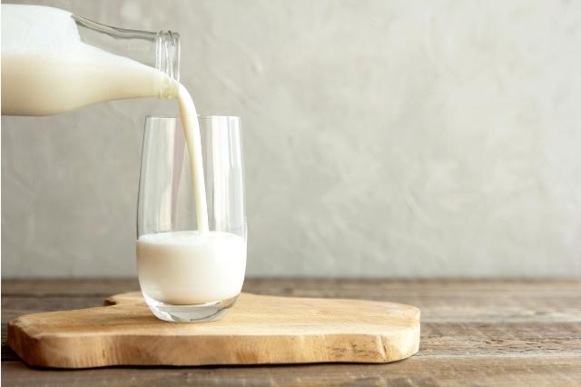 Bouteille et verre de lait intolérance au lactose