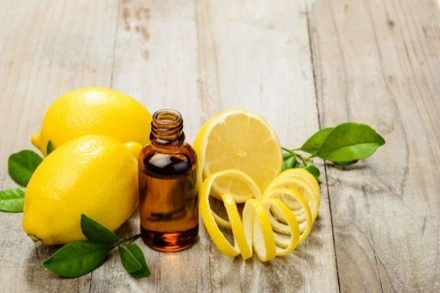 massage aux huiles essentielles de citron pour lutter contre la cellulite